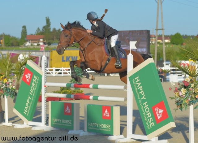 Klara Goess-Saurau (B) und Lillifee am Weg zu Rang drei in der Qualifikation zum Happy Horse Nachwuchs Cup. © Fotoagentur Dill