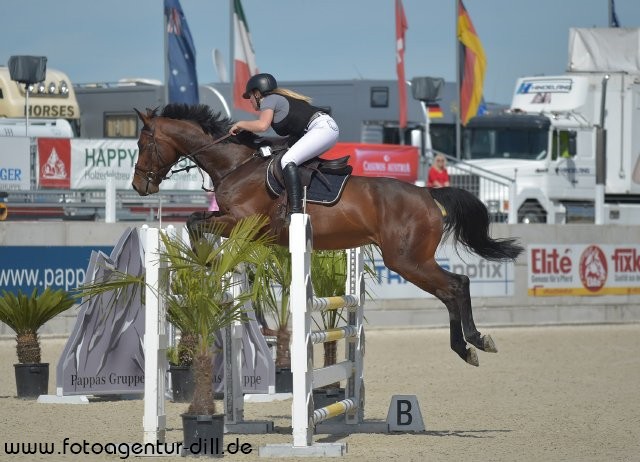 Melanie Hutter (W) und Contento sicherten sich Rang drei in der zweiten Happy Horse Nachwuchs Cup Qualifikation. © Fotoagentur Dill