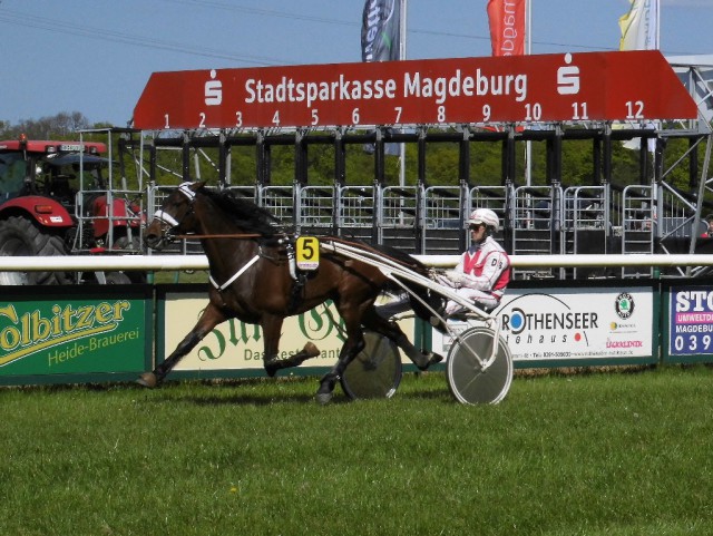 Imthebadboy und Dennis Spangenberg gewinnen das 4. Rennen. © NNN