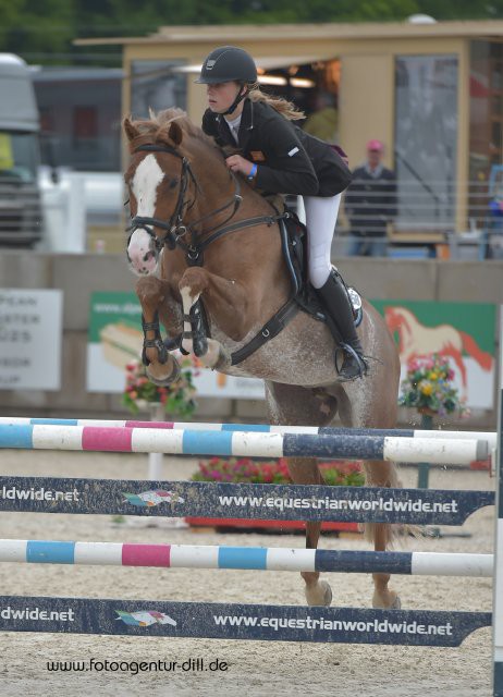 Elike Morsink (NED) freute sich mit Anouk über Rang drei in der CSIOP Pony Tour. © Fotoagentur Dill