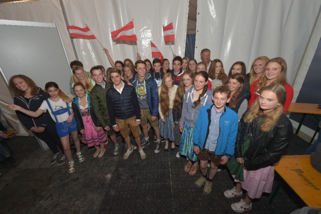 Das österreichische Team hat sich wie immer in Dirndl und Lederhosen herausgeputzt. © Fotoagentur Dill