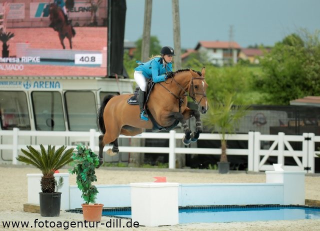 Mit dem einzigen fehlerfreien Ritt im FEI Young Rider Grand Prix powered by Pappas sicherte sich Theresa Ripke (GER) auf Calmado den Sieg. © Fotoagentur Dill