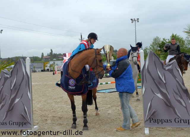 Erster Young Rider Grand Prix und gleich auf Platz ein: Theresa Ripke (GER) auf Calmado. Veranstalter Josef Göllner gratuliert. © Fotoagentur Dill