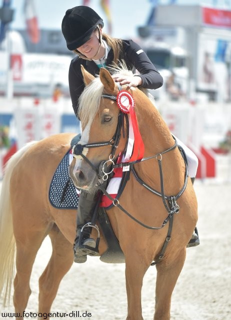 Jana Schöpf (NÖ) lobt ihren Golden Joy H, das Duo wurde in der EQWO.net Pony Grand Prix Qualifikation Zweiter. © Fotoagentur Dill