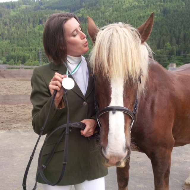 Küsschen für die Steirische Vize-Landesmeisterin in der Vielseitigkeit Noriker an die Stute Elsa von Angela Schrefl. © Privat Angela Schrefl