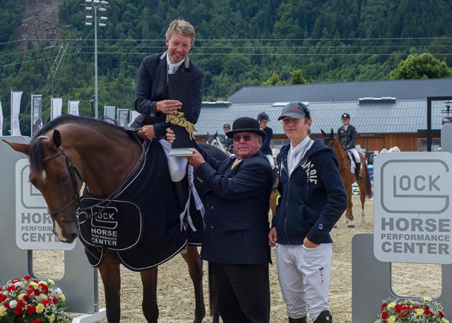 Markus Beerbaum (GER) accepted the GLOCK winner’s trophy in the GLOCK’s 2* Grand Prix handed over by Franz-Peter Bockholt (Sports Director GHPC). © Nini Schäbel