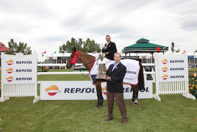 Eric Lamaze and Rosana du Park in their winning presentation with Jim Hand, Vice-President, Canadian Business Unit, Repsol. © Spruce Meadows Media Service 