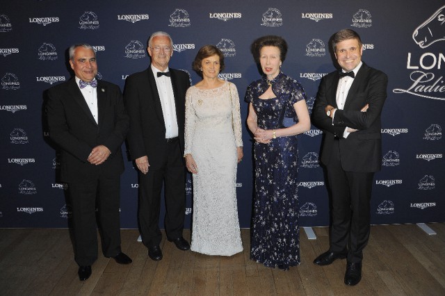 FEI-Präsident Ingmar de Vos, Louis Romanet, Vorsitzender der Internationalen Vereinigung der Rennsportverwaltungen, Nathalie Belinguier, Präsidentin der „International Federation of Gentlemen and Lady Riders“ (FEGENTRI), HRH Prinzessin Anne, The Princess Royal und Juan-Carlos Capelli, Vizepräsident und Leiter des internationalen Marketings bei Longines. © Eamonn M. McCormack/Getty Images