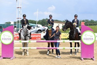 Die drei Erstplatzierten im Eqviva Cup mit Fr. Daniela Wolf. © RSV Lassee