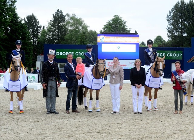 Siegerehrung im CDIOP Nationenpreis der Ponyreiter mit dem Sieger-Team aus Deutschland um Chef D´Equipe Cornelia Endres. Es gratulierten v.l. Pedro Cebulka, Dr. Ulf Möller mit Emma Kasselmann, Richterin Gabriela Valerianova und Ursula Rühl (Liselott und Klaus Rheinberger-Stiftung). © Fotodesign gr. Feldhaus