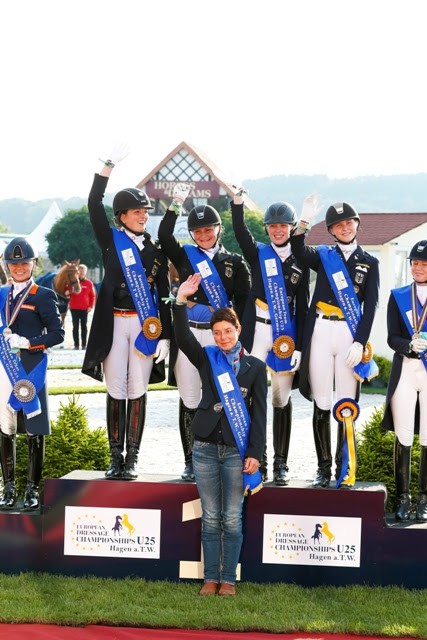 Das deutsche Gold-Team v.l. Florine Kienbaum, Juliette Piotrowski, Nadine Husenbeth und Sanneke Rothenberger mit Chef D´Equipe Monica Theodorescu. © Thomas Hellmann