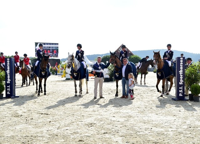 Das Team aus Großbritannien mit Robert Murphy & Del Fuego, Scarlett Charles & Sacree du Rouet, Faye Adams & Ciana, Leonie Aitkenhead & Clane K, , Equipechef Alan Fazaklerley, Veranstalter Francois Kasselmann und Tochter Emma bei der Siegerehrung im CSIOJ Nationenpreis - Mannschaftswertung. © Fotodesign gr. Feldhaus