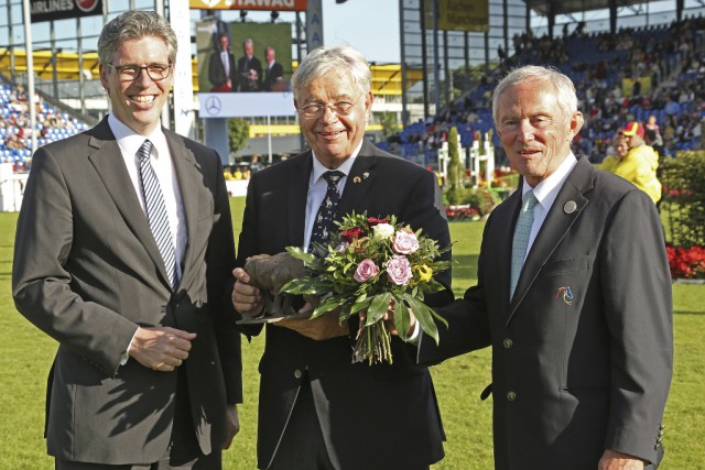 Den Preis der Stadt Aachen übergeben Oberbürgermeister Marcel Philipp (links) und ALRV-Präsident Carl Meulenbergh (rechts). © CHIO Aachen/Michael Strauch