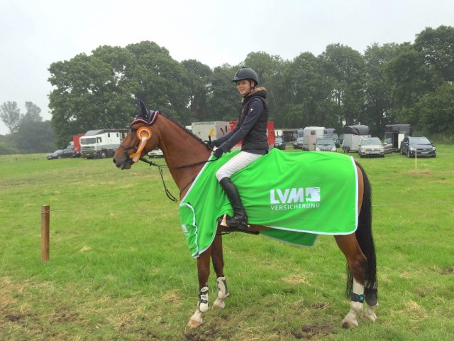 Drei Starts, drei Siege im LVM Cup Springen - Anne-Mieke Ewert und Litlle Luy auf der Erfolgsspur. © Comtainment GmbH