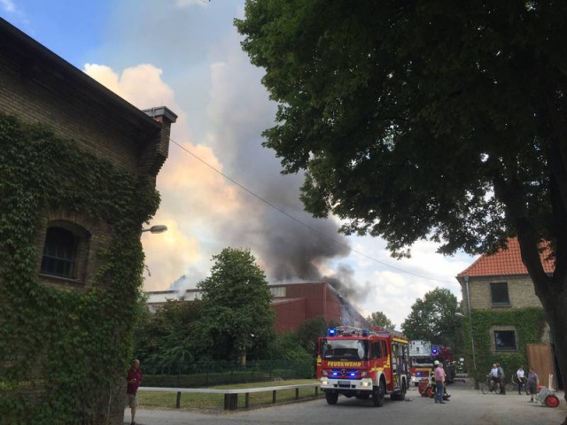 Die rund 50 x 30 m große Lagerhalle im Landgestüt Warendorf NRW ist heute nachmittag aus noch ungeklärter Ursache in Brand geraten. © www.landgestuet.nrw.de