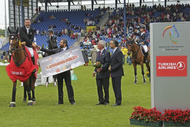 Yigit Bilge Avci (left), General Manager, Turkish Airlines Cologne; Nurullah Oguz, General Manager, Turkish Airlines Berlin (right) and the President of the Aachen-Laurensberger Rennverein, Carl Meulenbergh congratulating the winner. © CHIO Aachen