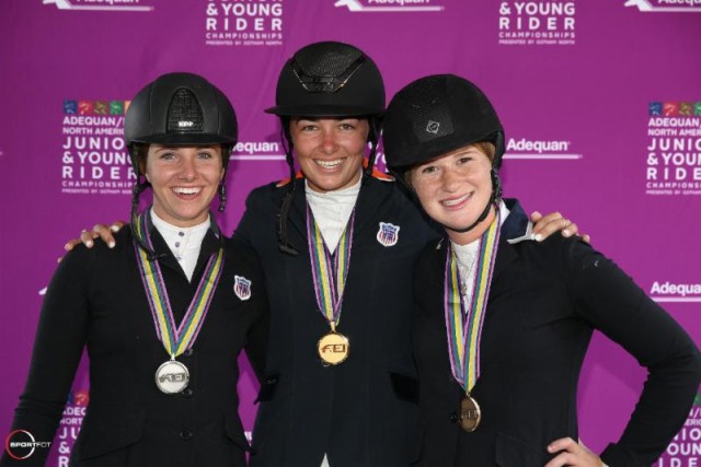 Delaney Flynn, Sophie Simpson, and Jennifer Gates after their medal presentation ceremony. © Sportfot