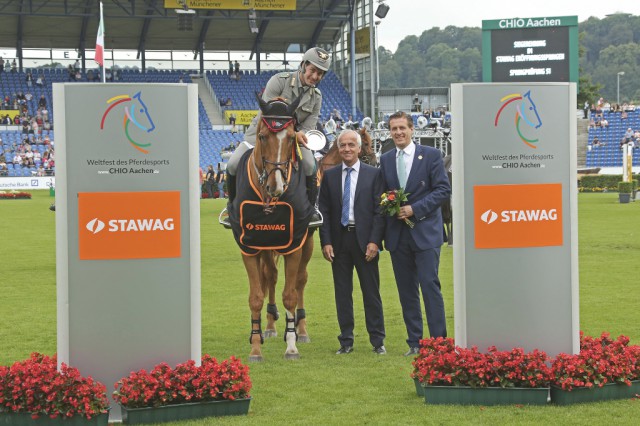 Member of the ALRV Supervisory Board, Wolfgang Mainz, and Dr. Peter Asmuth, member of the STAWAG Executive Board (f.t.l.) congratulating the winner. © CHIO Aachen/Michael Strauch 