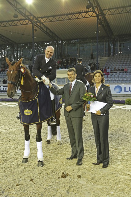 Dem Sieger gratulieren Joris Kaanen, Geschäftsführer von Havens Pferdefutter, und ALRV Aufsichtsratsmitglied Stefanie Peters. © CHIO Aachen/Michael Strauch
