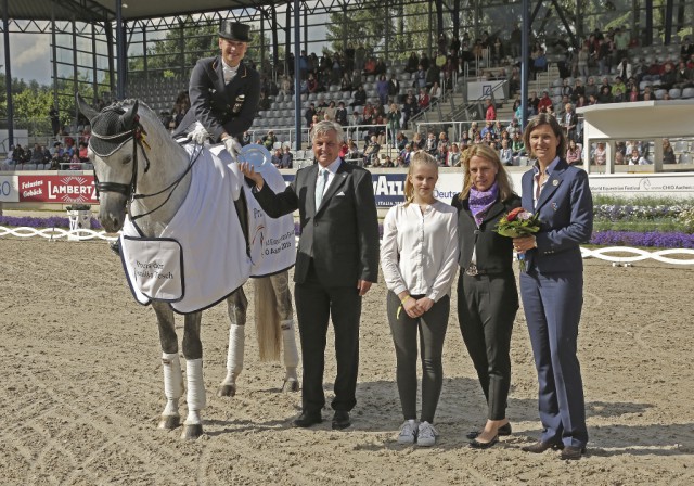 Der Siegerin gratulieren v.r. ALRV-Aufsichtsratsmitglied Stefanie Peters, Sabine Tesch, Vicky Tesch und Siegward Tesch. © CHIO Aachen/ Michael Strauch