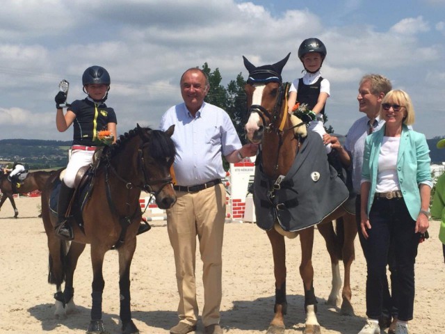 SC Bayern Kids-Cup in Küps : Siegerin Emma Bachl mit Reino, Turnierleiter Eduard Mühlherr, Siegerin Luise Konle mit Moonlight, Richter Franz-M. Eichelsbacher und Christine Mühlherr. © Privat