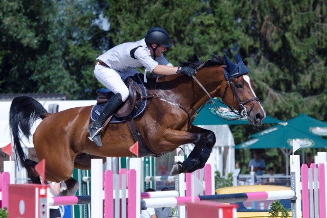 Der 22jährige Maximilian Lill (hier mit Colantinue) ist Mitglied des deutschen B-Kaders und bereits international erfolgreich. Wie andere namhafte Reiter gehört Lill zum Starterfeld der zweiten Qualifikation zum Bayernchampionat der NÜRNBERGER Versicherungsgruppe bei den Reitertagen Hagau. © Christina Schweiger