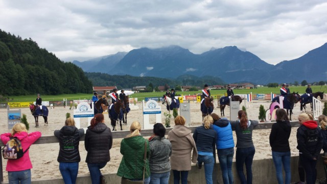 Die Salzburger Landesmeister 2016 präsentierten sich bei der feierlichen Siegerehrung eingedeckt in die wunderschönen Paradedecken, welche vom Gutshof Wolfgangsee zur Verfügung gestellt wurden. © Michaela Zwiener