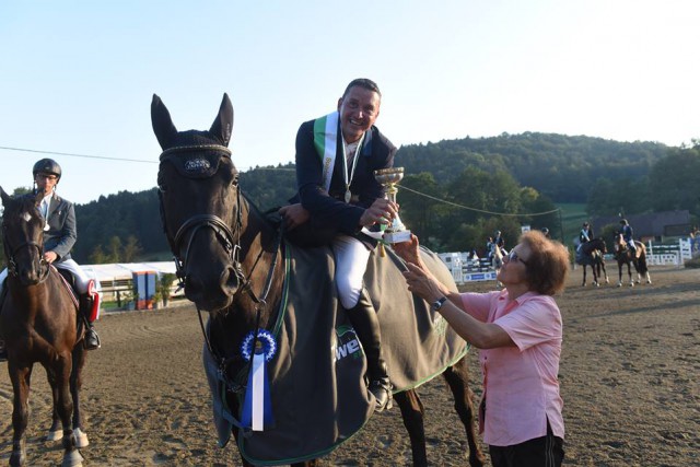 Mario Bichler strahlt als neuer Landesmeister in die Kamera. (c) horsesportsphoto.eu