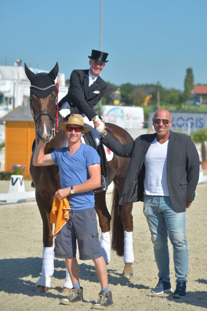 Jessica Bredow-Werndl freute sich mit Veranstalter Sepp Göllner über den Sieg. © Fotoagentur Dill