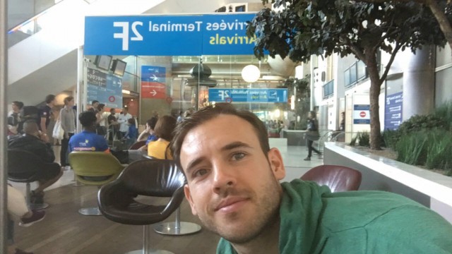 Stefan Csandl erwartet Team Austria in Paris am Flughafen. © privat