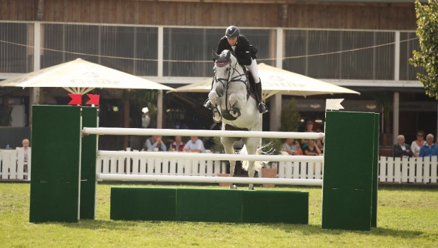Jörg Naeve und Carena sicherten sich beim internationalen Turnier im niedersächsischen Allersehl den Preis der Gilde Brauerei. © Tierfotografie Huber