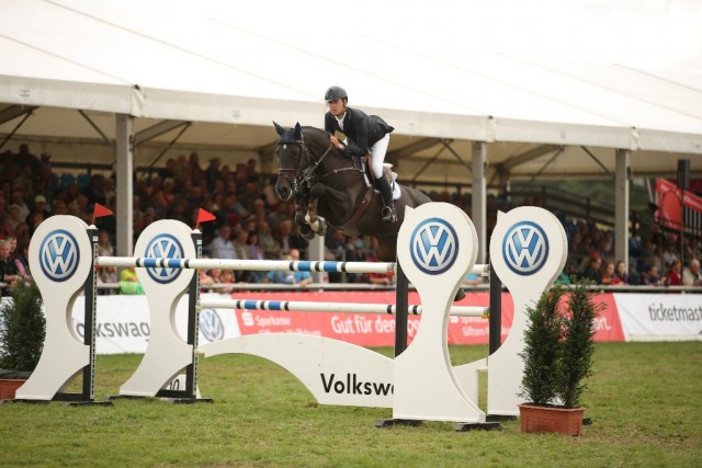 Marcel Marschall und Utopia auf dem Weg zum Sieg im Großen Preis der Volkswagen AG in Allersehl. © Tierfotografie Huber