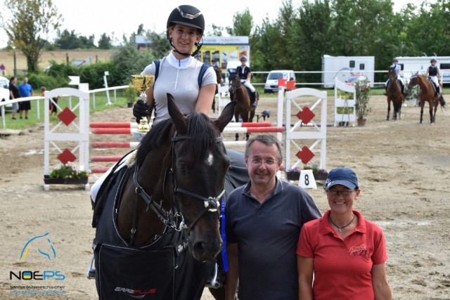 Sieg und Qualifikation in einem - Melanie Riedl und Lanin durfte zurecht strahlen. Sponsor Günter Keglovits freute sich mit ihr. Foto: © NOEPS