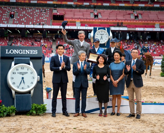  (f.t.l.) China’s famous actor, Eddie Peng; Dennis Li (Vice President of Longines China); Susen Chen (President of the Swatch Group China); Jing Li (President of Dashing Equestrian) and Li Nianxi (General Secretary of the Chinese Equestrian Association) congrate the winner. © Longines Beijing Masters/Arnd Bronkhorst