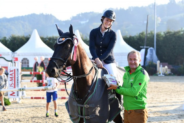 Sabrina Berner (NÖ) un Samorano Son AS gewannen das Finale vom Youngster Masters. Wolfgang Pirker gratulierte im Namen von Bewerbssponsor Alpenspan. © horsesportsphoto.eu