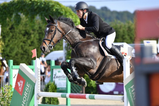 Für Gregor Blaszczyk (B) und Quastor Des Roques gab es heute den Siegerpokal in der Happy Horse Nachwuchscup Qualifikation. © horsesportsphoto.eu