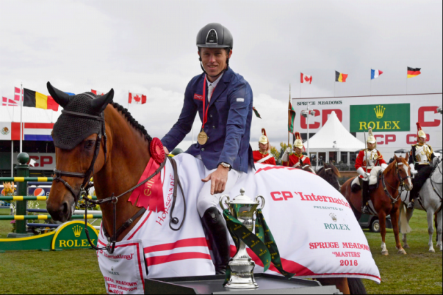 Scott Brash and "Ursula", winners of the "CP 'International', presented by Rolex", with the Rolex Grand Slam Trophy in the "International Ring" of Spruce Meadows. © Rolex Grand Slam of Show Jumping/Kit Houghton
