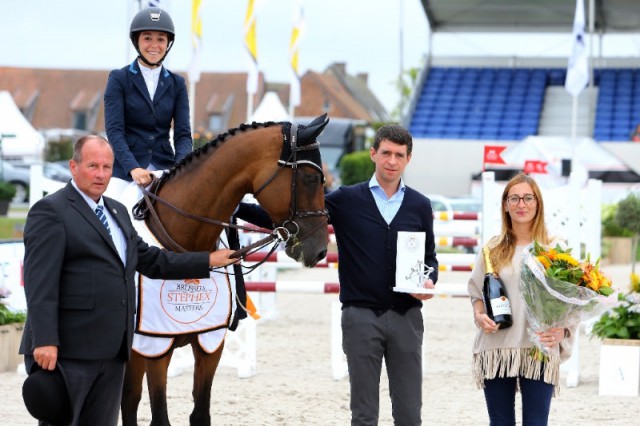 Alexandra Crown (USA) was very happy at the prize giving ceremony. © Scoopdyga