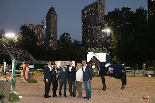 Junior/Amateur Jumper winners Alexandra Crown and Basic are joined in their winning presentation with Dan and Ellen Crown, Ken Keller, CEO of Luitpold Pharmaceuticals, Allyn Mann, Director of the Animal Health Division, and Katherine and Mark Bellissimo. © Sportfot