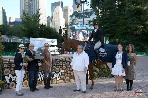 Kelley Farmer and Kodachrome in their winning presentation with Becky and David Gochman, Katherine Bellissimo, owner Nina Moore, artist Tracy Oberc of The Ginkgo Fox, and L.A. Pomeroy, the inspiration behind the design of the hunter fences. © Sportfot