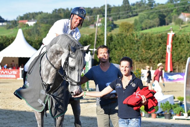 Alfred Greimel (St) siegte mit Grey Jumper im Gold Masters. Paul Schweighofer (Autohaus Robinson) und Niliane Clavora (Konrad Pistolnig GmbH) gratulierten. © horsesportsphoto.eu