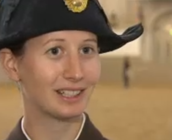 Hannah ist die erste Bereiter-Anwärterin der Spanischen Hofreitschule. © Bericht ORF.at
