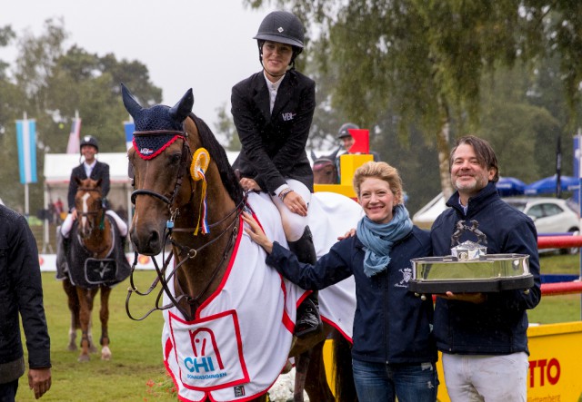 Jeanette Erbprinzessin zu Fürstenberg und Christian Erbprinz zu Fürstenberg gratulierten der Siegerin! © www.sportfoto-lafretz.de