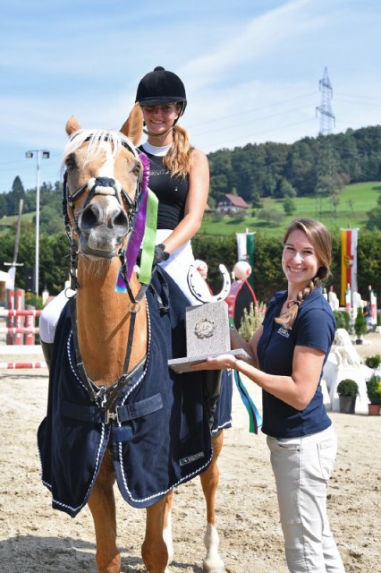 Die Gesamtsiegerin im EQWO.net Pony Cup 2016 heißt Jana Schöpf (NÖ) auf Golden Joy H! Delphine Kristofics-Binder (EQWO.net) gratuliert. © horsesportsphoto.eu