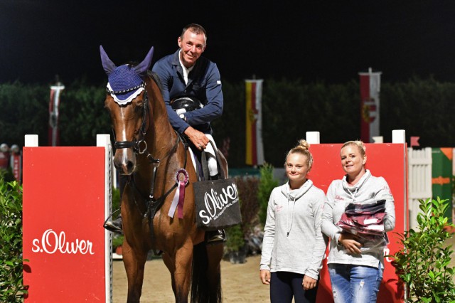 Lara Stampler-Ullrich und Nina Ullrich (s.Oliver Team) gratulierten dem Sieger Christian Schranz (NÖ) auf Cool Hand Luke zum Sieg im Barrierenspringen. © horsesportsphoto.eu