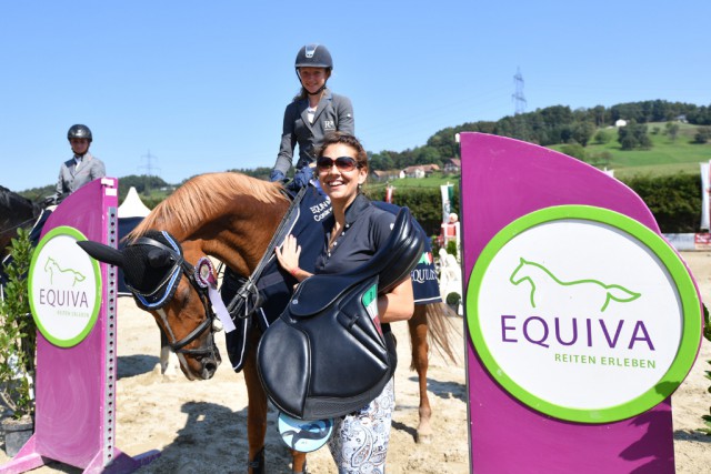Daniela Wolf (Equiva) gratulierte Marie Christine Sebesta (W) zum Tages- und Gesamtsieg im Equiva Spring Cup 2016. © horsesportsphoto.eu