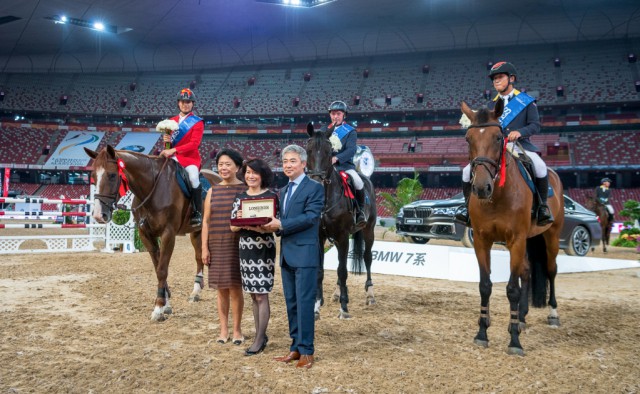 The winning team with f.t.l Jing Li, President Dashing Equestrian, Susen Chen, President Swatch Group China and Dennis Li, Vice Prsident Longines China. © Longines Beijing Masters/ Arnd Bronkhorst