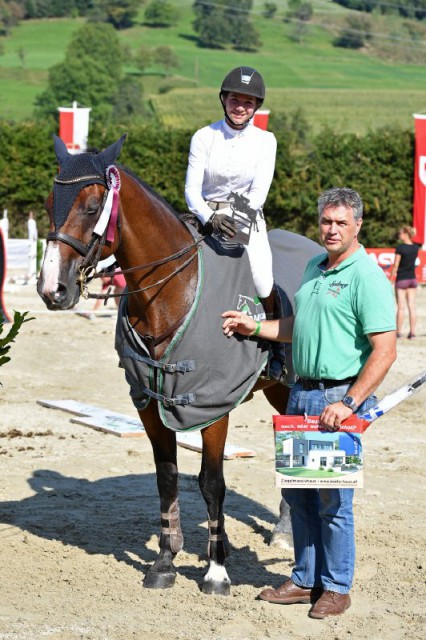 Karl Hemmer (Kötz Haus) gratuliert Johanna Sixt (B) auf Anturio zum Sieg im Silber Masters. © horsesportsphoto.eu
