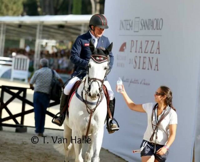 Dank Leila sind Michaels Pferde immer in bester Obhut! (hier nach dem fehlerfreien Ritt in Rom auf Cassionato) © Tiffany Can Halle