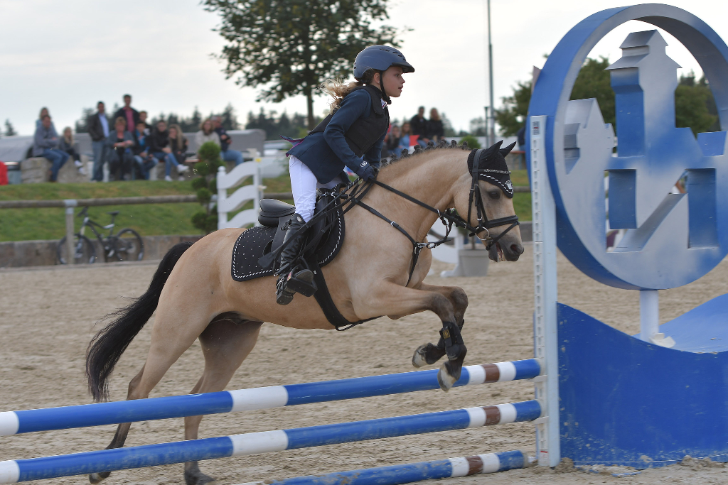 Leonie Assmann und King beim Kids Cups in Kirchstockach. © Fotoagentur Dill